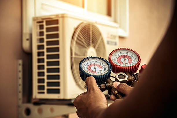 Professional Emergency Hvac technician working in Charlotte, TX